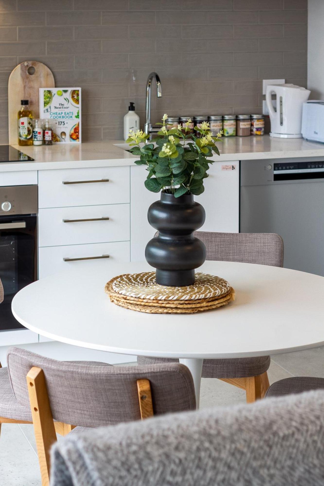 2Br Townhouse: Cosy, Close To City, Car Park 基督城 外观 照片